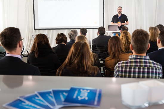 Mathias Schreiber, Geschäftsführer von TYPO3 Deutschland, spricht beim TYPO3 Kongress in München über die Weiterentwicklung des CMS.